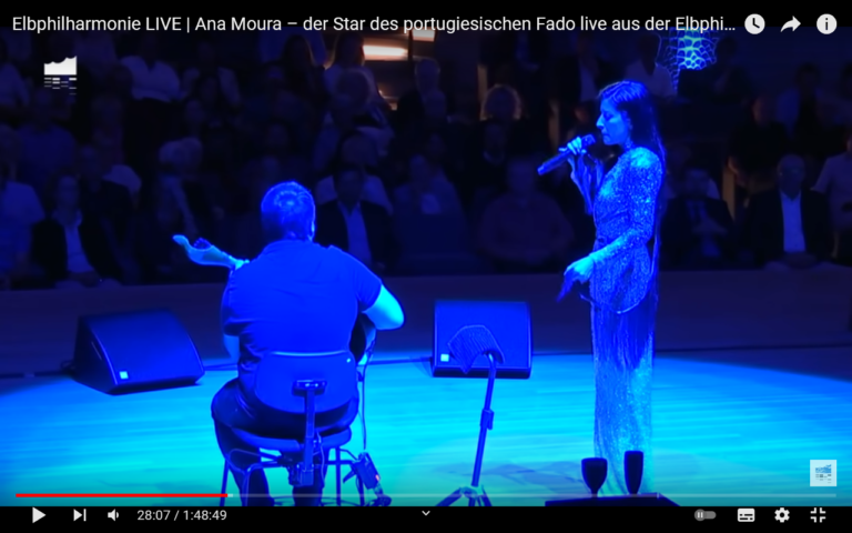 Fado bedeutet „Schicksal“. Sehen Sie hier mit der wunderbaren Ana Moura, warum diese Musik die Menschen so bewegt.