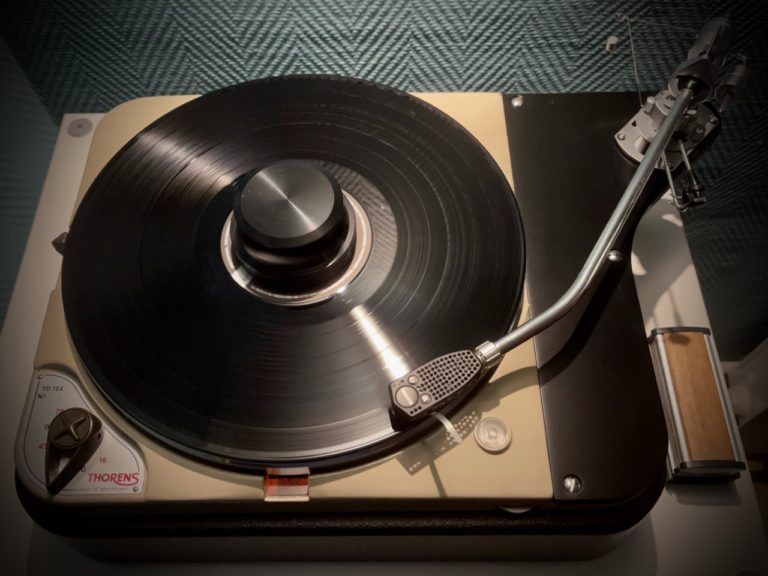 Der seltene Thorens TD 124 von Herrn Lorenz entwickelt sich weiter…