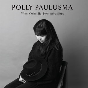 Die Singersongwriterin Polly Pausuma veröffentlicht neues Album: „When Violent Hot Pitch Words Hurt“